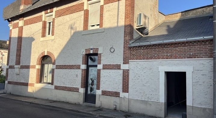 Rénovation de façade avec parement pierre et pose de briques